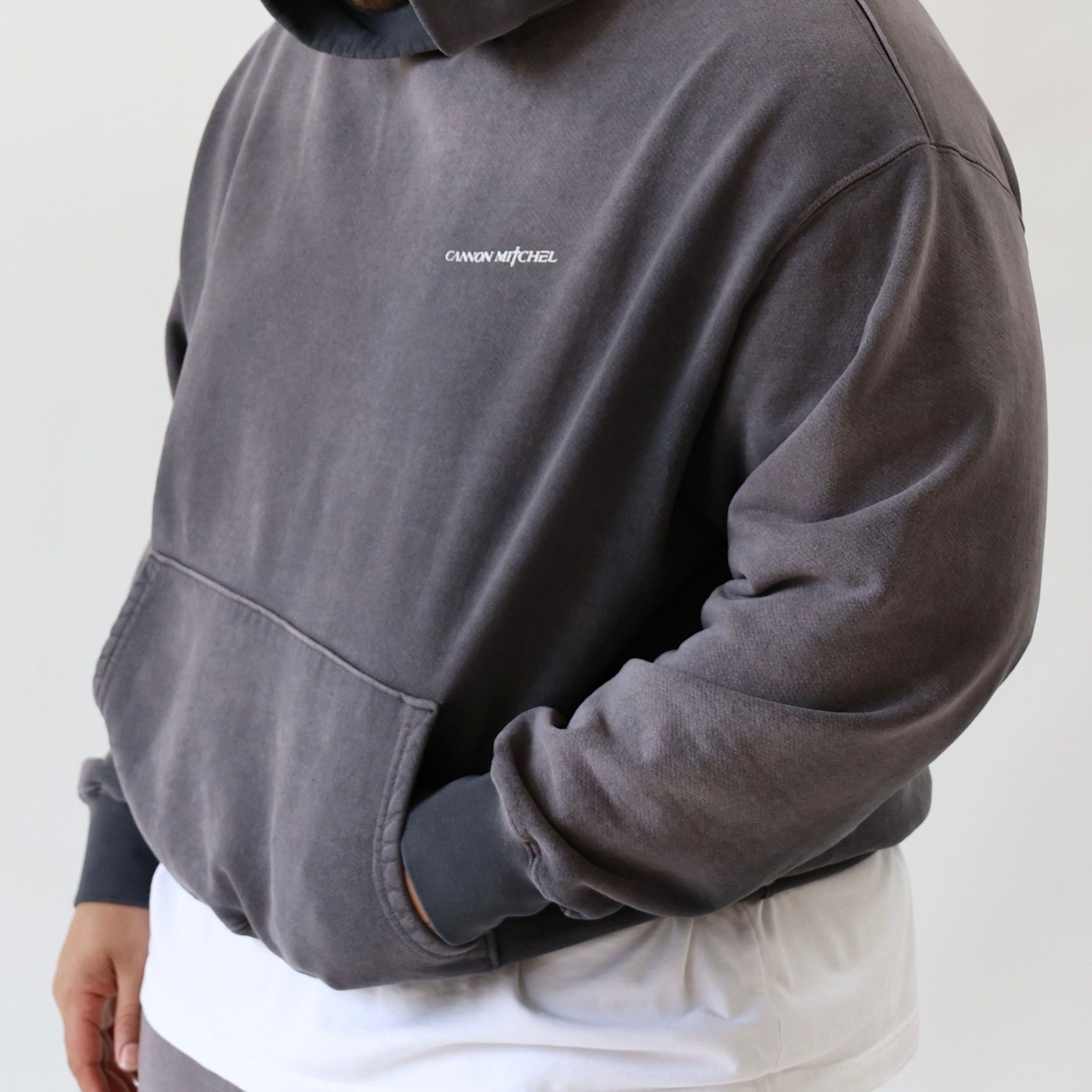 Sudadera con capucha y bolsillo de canguro 